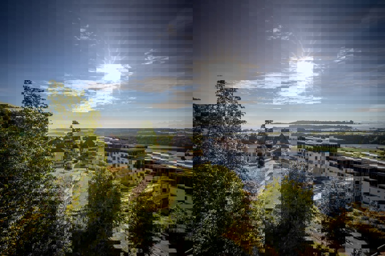 Luftaufnahme der Rehaklinik Tschugg im Seeland